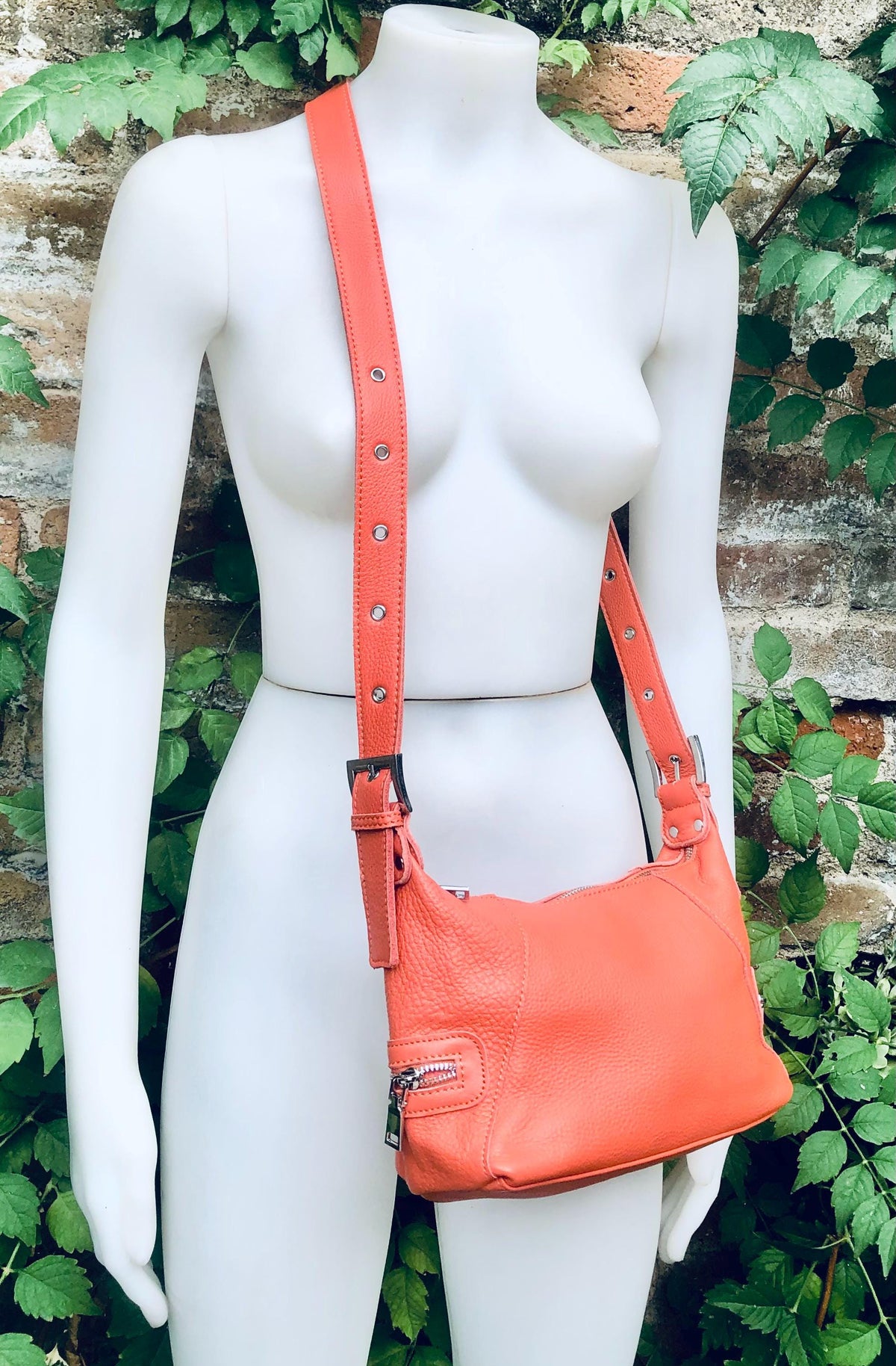 ORANGE genuine leather bag. Cross body / shoulder pumkin color leather purse, 2 adjustable straps, longer + shorter. Closed with a zipper.
