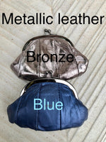 Small coin purse. Genuine leather purse in with metallic frame in SILVER. Retro clip purse in soft leather. Kiss lock retro style coin purse