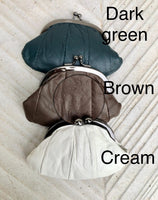 Small coin purse. Genuine leather purse in with metallic frame in SILVER. Retro clip purse in soft leather. Kiss lock retro style coin purse