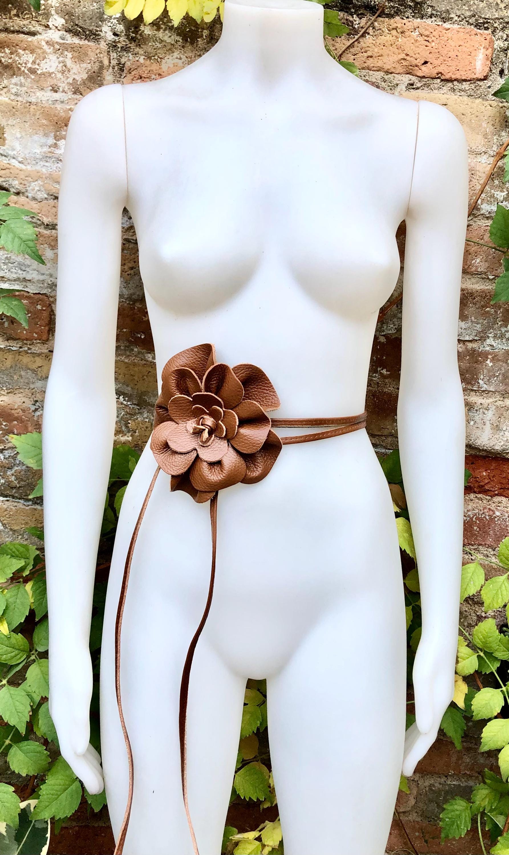 Flower leather belt in camel brown. Waist, overall or dress belt. Tobacco brown genuine leather. Rusty brown rose belt. Large brown flower.