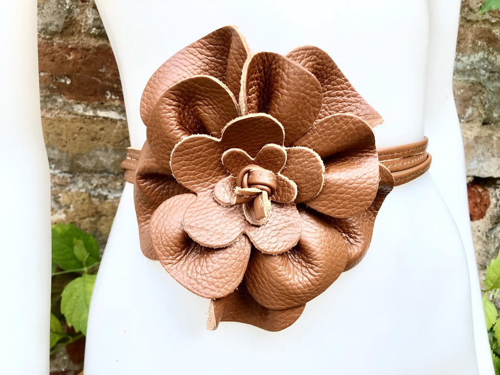 Flower leather belt in camel brown. Waist, overall or dress belt. Tobacco brown genuine leather. Rusty brown rose belt. Large brown flower.
