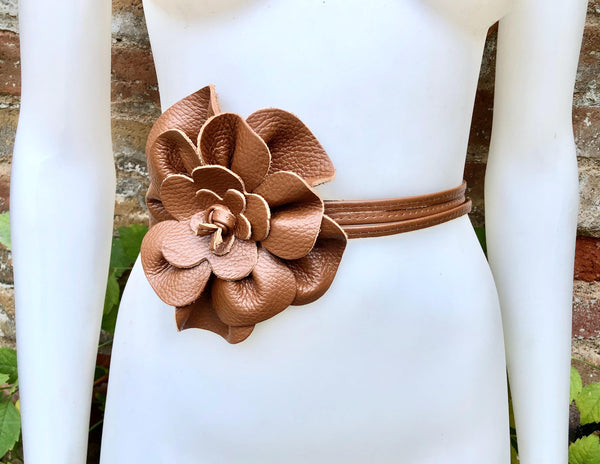 Flower leather belt in camel brown. Waist, overall or dress belt. Tobacco brown genuine leather. Rusty brown rose belt. Large brown flower.