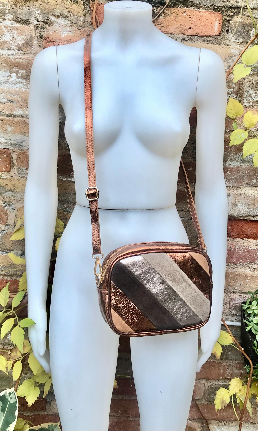 Small leather bag in COPPER. GENUINE leather Crossbody / shoulder bag. Metallic shine leather bag. Adjustable strap + zipper. Copper purse