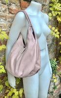 LIGHT PINK genuine leather bag. Pink shoulder bag closed with a zipper. Several pockets.