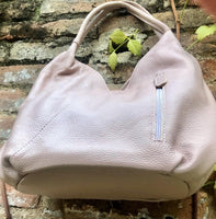 LIGHT PINK genuine leather bag. Pink shoulder bag closed with a zipper. Several pockets.