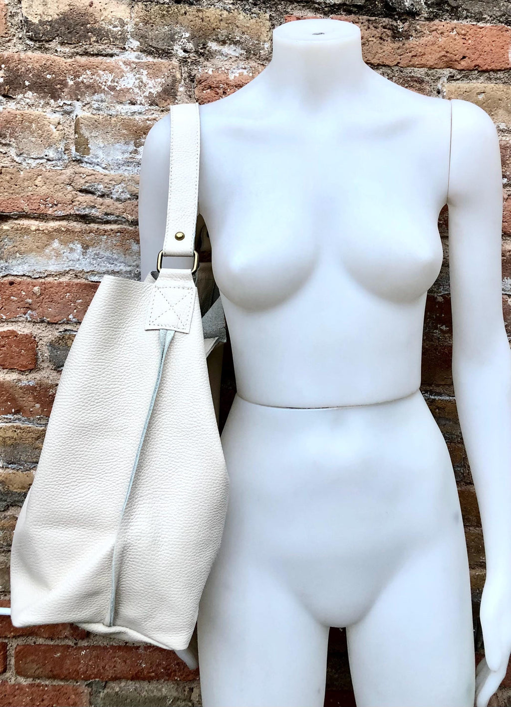 Slouch leather shopper bag in creamy white. Very light beige hobo shoulder bag. Genuine leather book / tablet bag. Cream leather purse