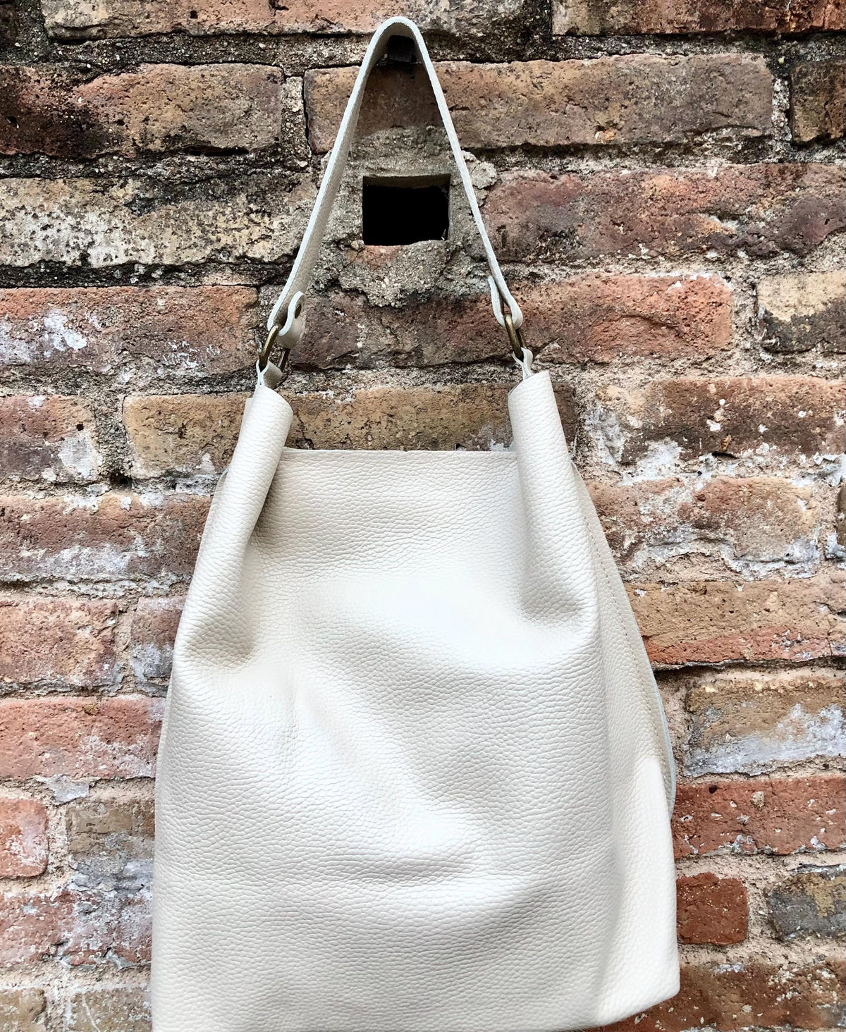 Slouch leather shopper bag in creamy white. Very light beige hobo shoulder bag. Genuine leather book / tablet bag. Cream leather purse
