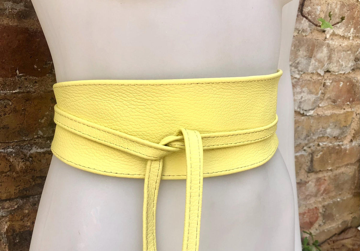 Obi belt in soft leather. YELLOW Wrap belt. Waist belt in light lemon yellow. Yellow wraparound or dress belt. Yellow dress belt.