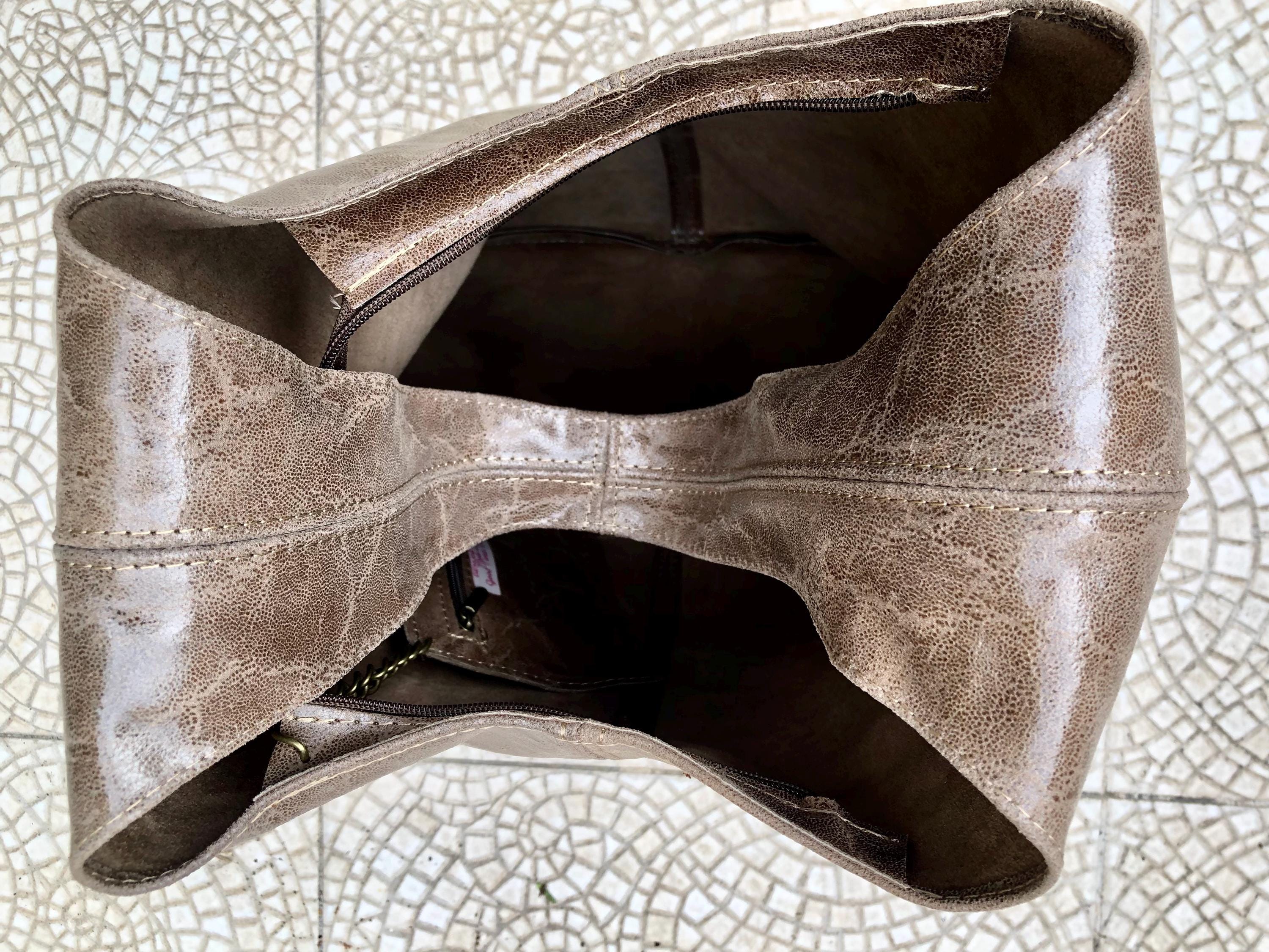 Slouch bag. Large TOTE leather bag in beige glossy genuine leather. Beige leather bag. Beige shopper with wide strap.Tan leather purse