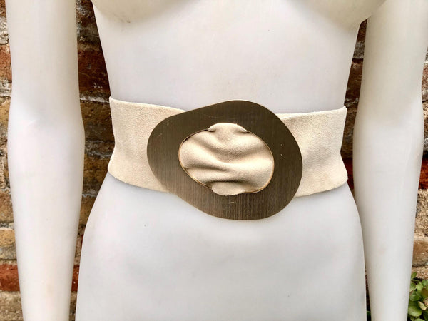 Cream white suede waist belt with large metal buckle in gold. Soft suede belt in very light beige. Boho cream dress belt with golden buckle.