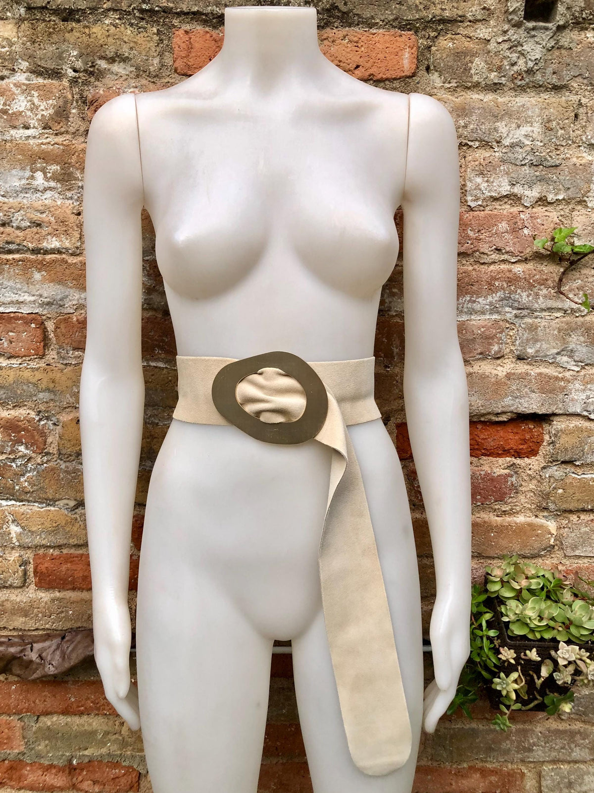 Cream white suede waist belt with large metal buckle in gold. Soft suede belt in very light beige. Boho cream dress belt with golden buckle.
