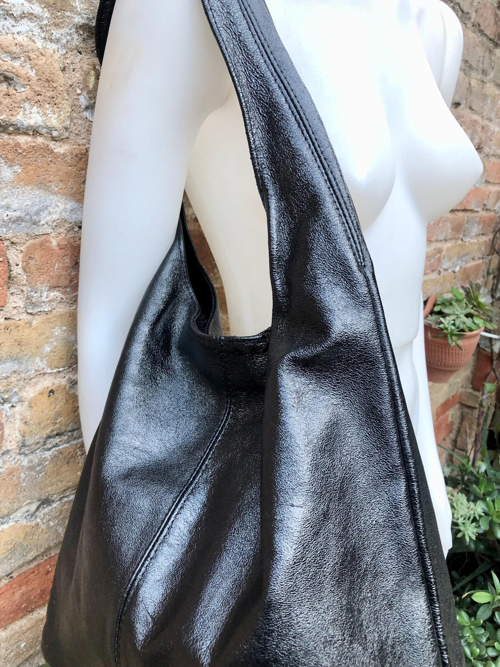 Slouch bag. Tote leather bag in black metallic leather with ZIPPER. Genuine leather. Black leather purse. Metallic leather shoulder bag