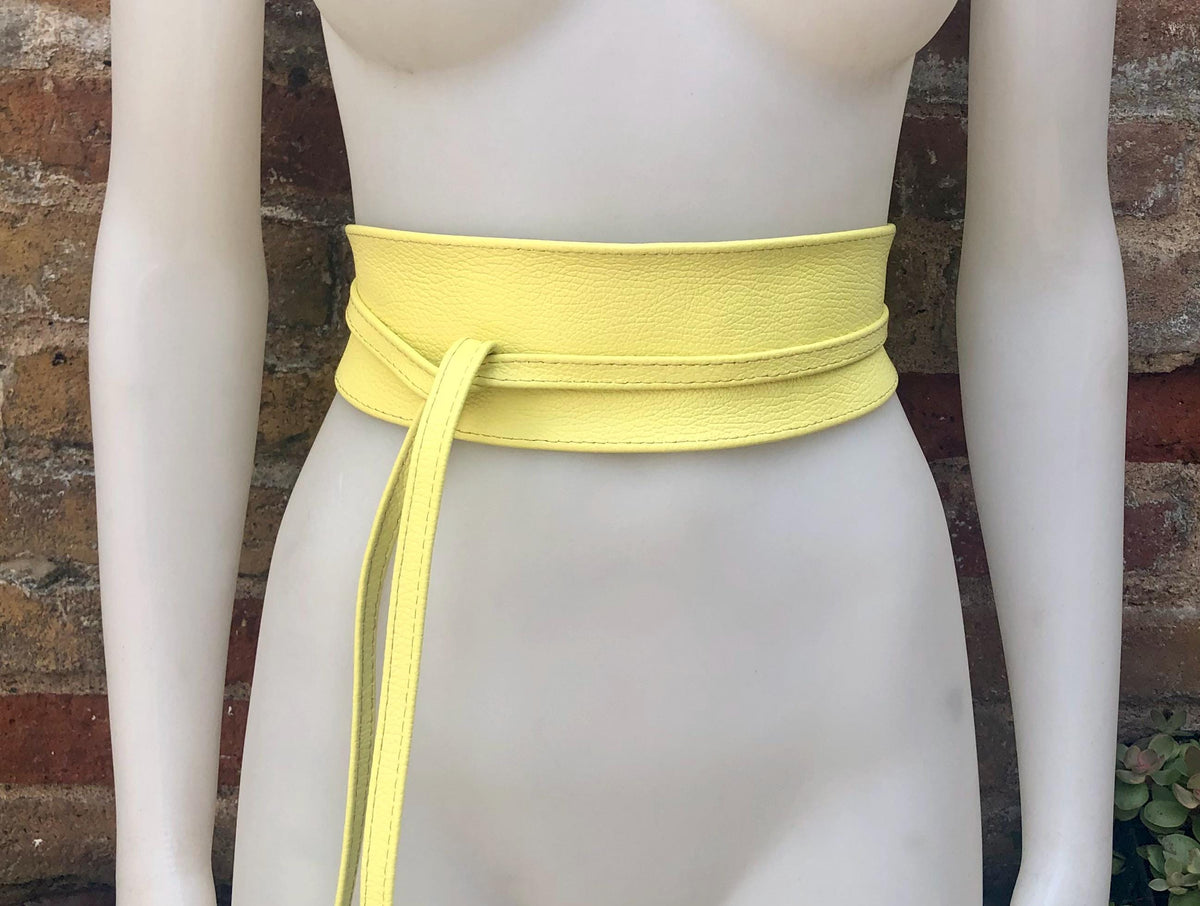 Obi belt in soft leather. YELLOW Wrap belt. Waist belt in light lemon yellow. Yellow wraparound or dress belt. Yellow dress belt.