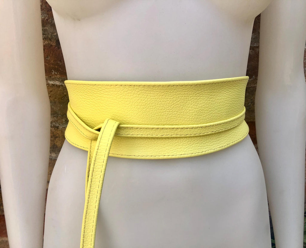 Obi belt in soft leather. YELLOW Wrap belt. Waist belt in light lemon yellow. Yellow wraparound or dress belt. Yellow dress belt.