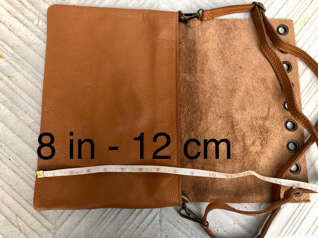 Camel brown genuine leather crossbody / shoulder bag. Rusty brown messenger bag. Zipper, flap + adjustable strap. Tan brown leather purse