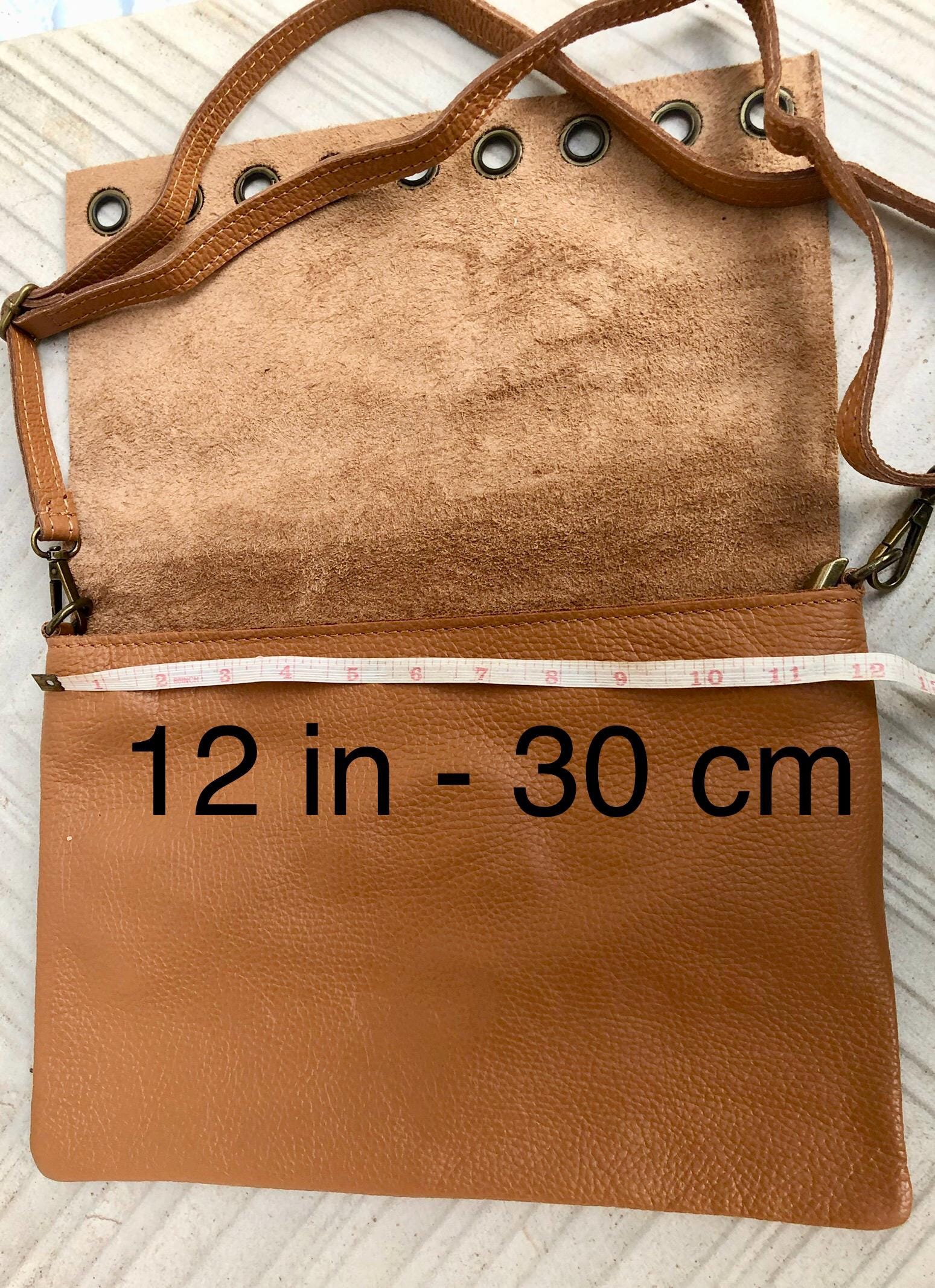 Camel brown genuine leather crossbody / shoulder bag. Rusty brown messenger bag. Zipper, flap + adjustable strap. Tan brown leather purse