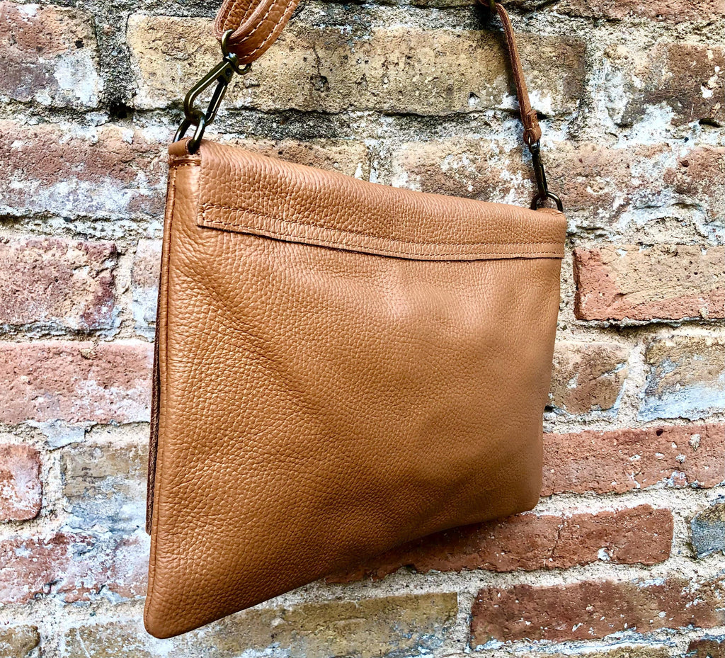 Camel brown genuine leather crossbody / shoulder bag. Rusty brown messenger bag. Zipper, flap + adjustable strap. Tan brown leather purse