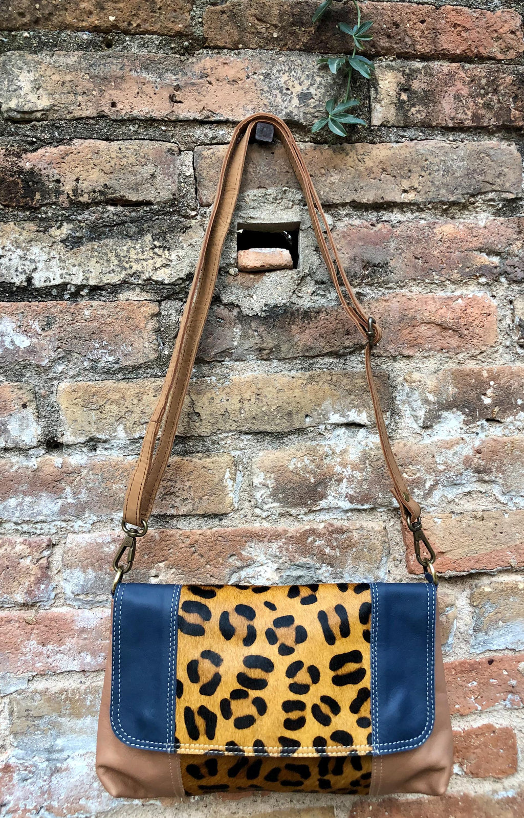 Cheetah print crossbody bag. Genuine leather. Animal print fuchsia enveloppe bag. Adjustable strap + flap. Boho multicolor hot pink purse.