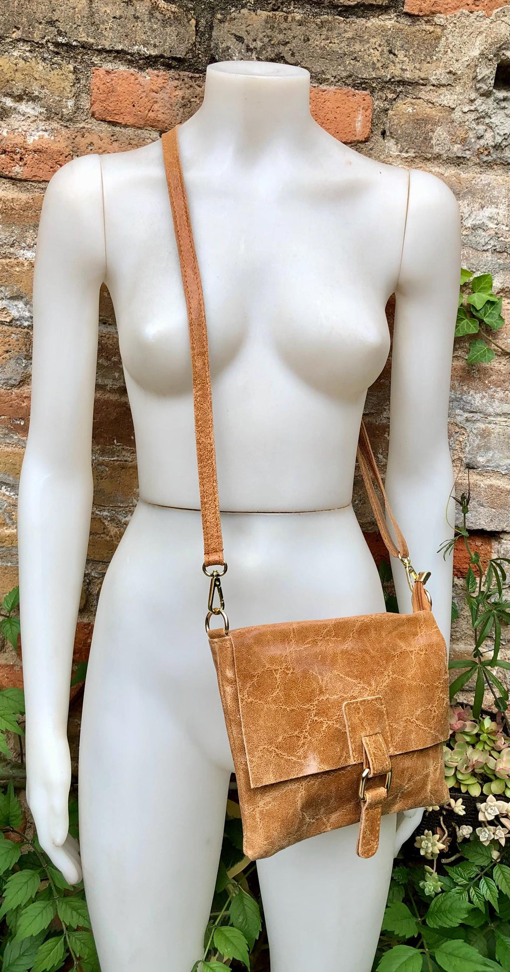 Camel brown crossbody bag. Genuine leather small leather bag. Messenger bag with zipper and flap. Small rusty tan brown leather purse.