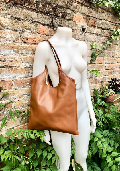 Shoulder / crossbody bag in camel brown leather. Tobacco color genuine leather book / tablet bag. Brown leather shopper. Rusty brown purse