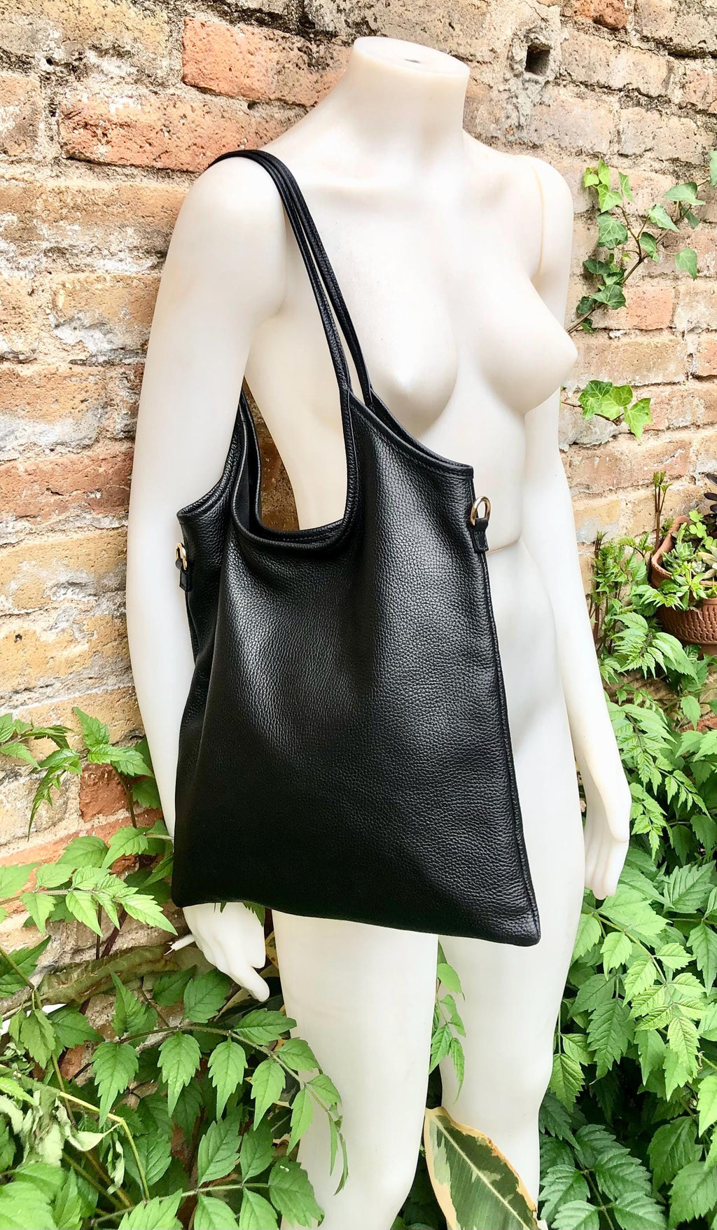 Shoulder / crossbody bag in black leather. Black color genuine leather book / tablet bag. Black leather shopper. Black leather purse