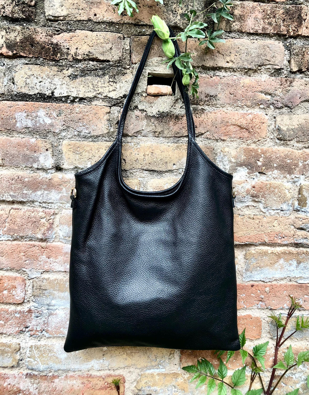 Shoulder / crossbody bag in black leather. Black color genuine leather book / tablet bag. Black leather shopper. Black leather purse