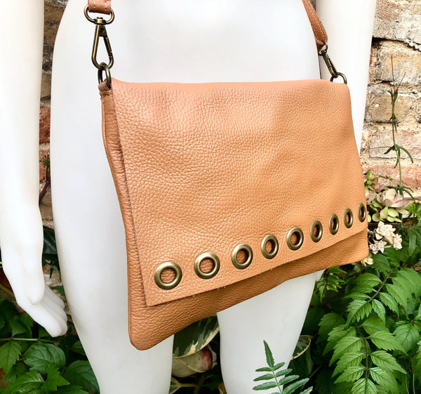 Camel brown genuine leather crossbody / shoulder bag. Rusty brown messenger bag. Zipper, flap + adjustable strap. Tan brown leather purse