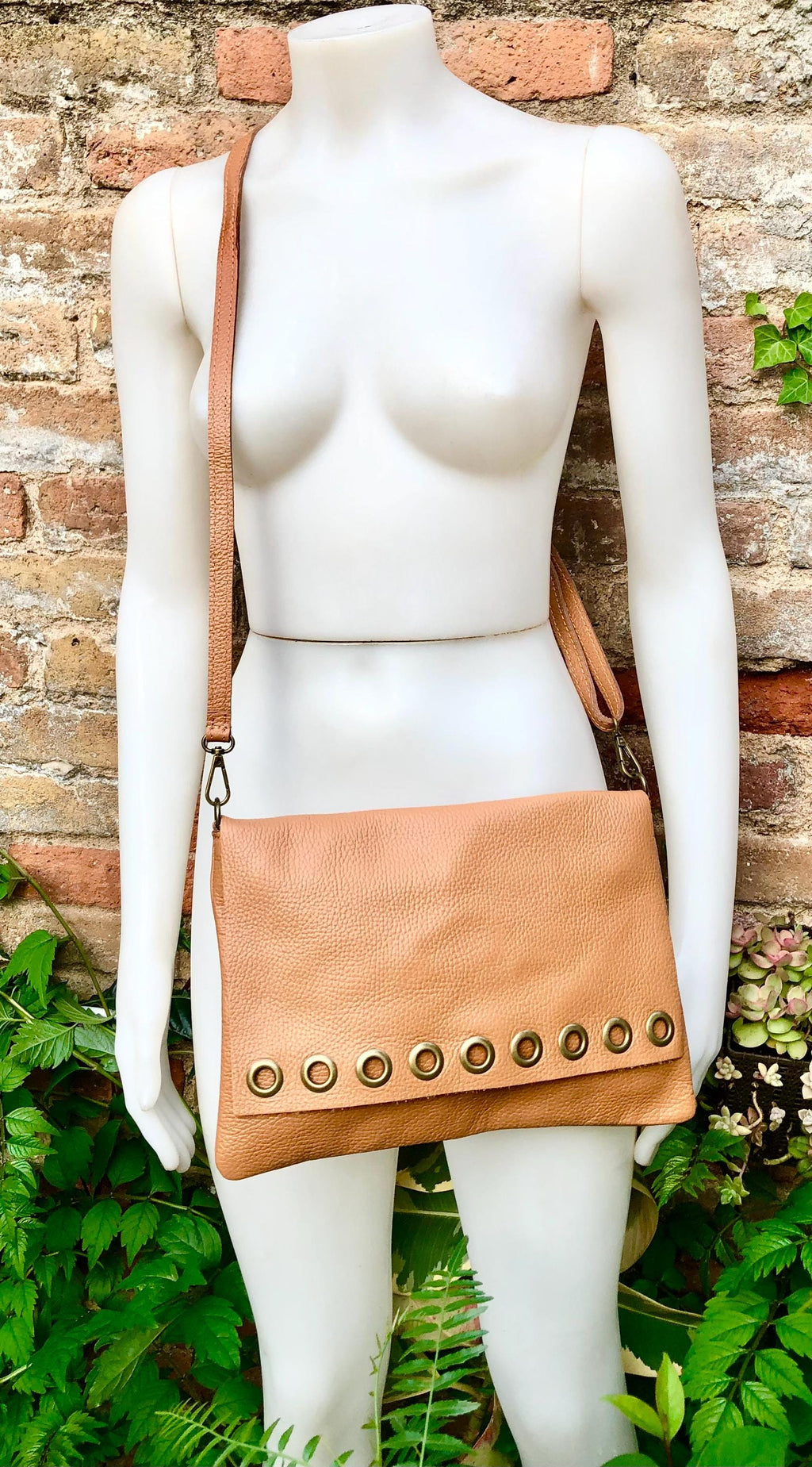 Camel brown genuine leather crossbody / shoulder bag. Rusty brown messenger bag. Zipper, flap + adjustable strap. Tan brown leather purse