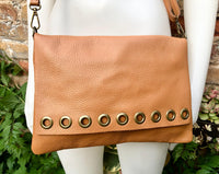 Camel brown genuine leather crossbody / shoulder bag. Rusty brown messenger bag. Zipper, flap + adjustable strap. Tan brown leather purse