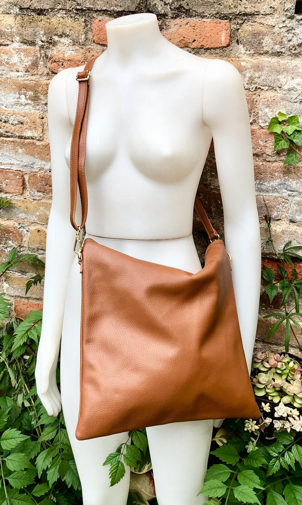 Shoulder / crossbody bag in camel brown leather. Tobacco color genuine leather book / tablet bag. Brown leather shopper. Rusty brown purse