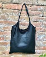 Shoulder / crossbody bag in black leather. Black color genuine leather book / tablet bag. Black leather shopper. Black leather purse
