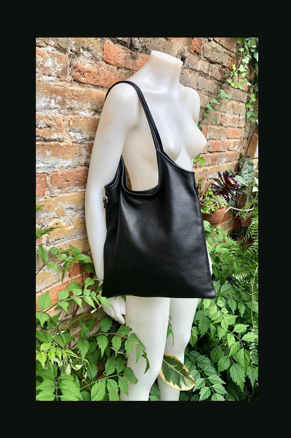 Shoulder / crossbody bag in black leather. Black color genuine leather book / tablet bag. Black leather shopper. Black leather purse