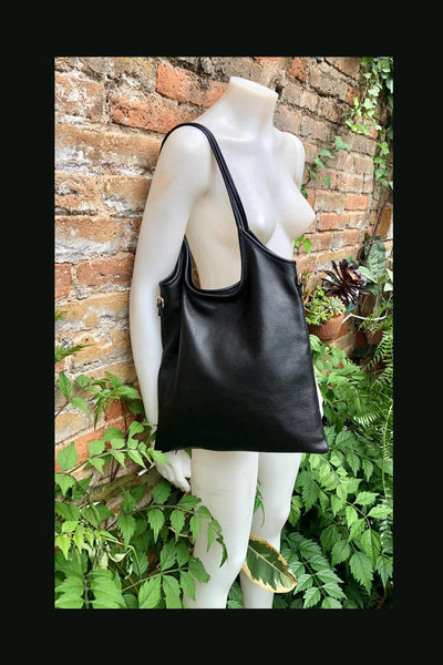 Shoulder / crossbody bag in black leather. Black color genuine leather book / tablet bag. Black leather shopper. Black leather purse