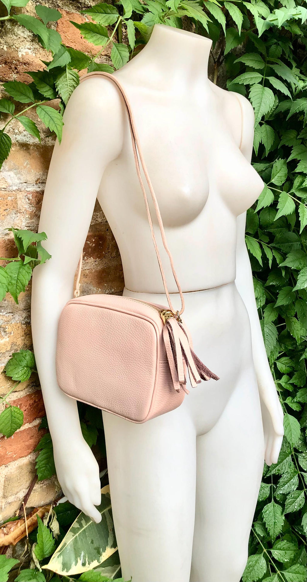 Small leather bag in light pink. Cross body bag, shoulder bag in GENUINE leather. Soft pink leather bag. Pink and gold leather purse.