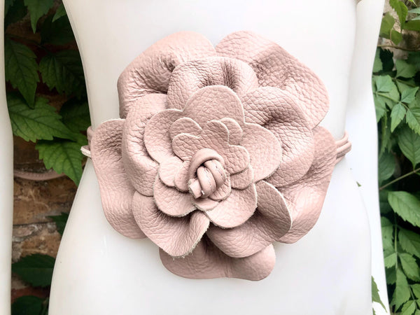 Flower leather belt in dusty pink. Waist, overall or dress belt. Genuine leather. Pink rose belt. Large light pink flower.