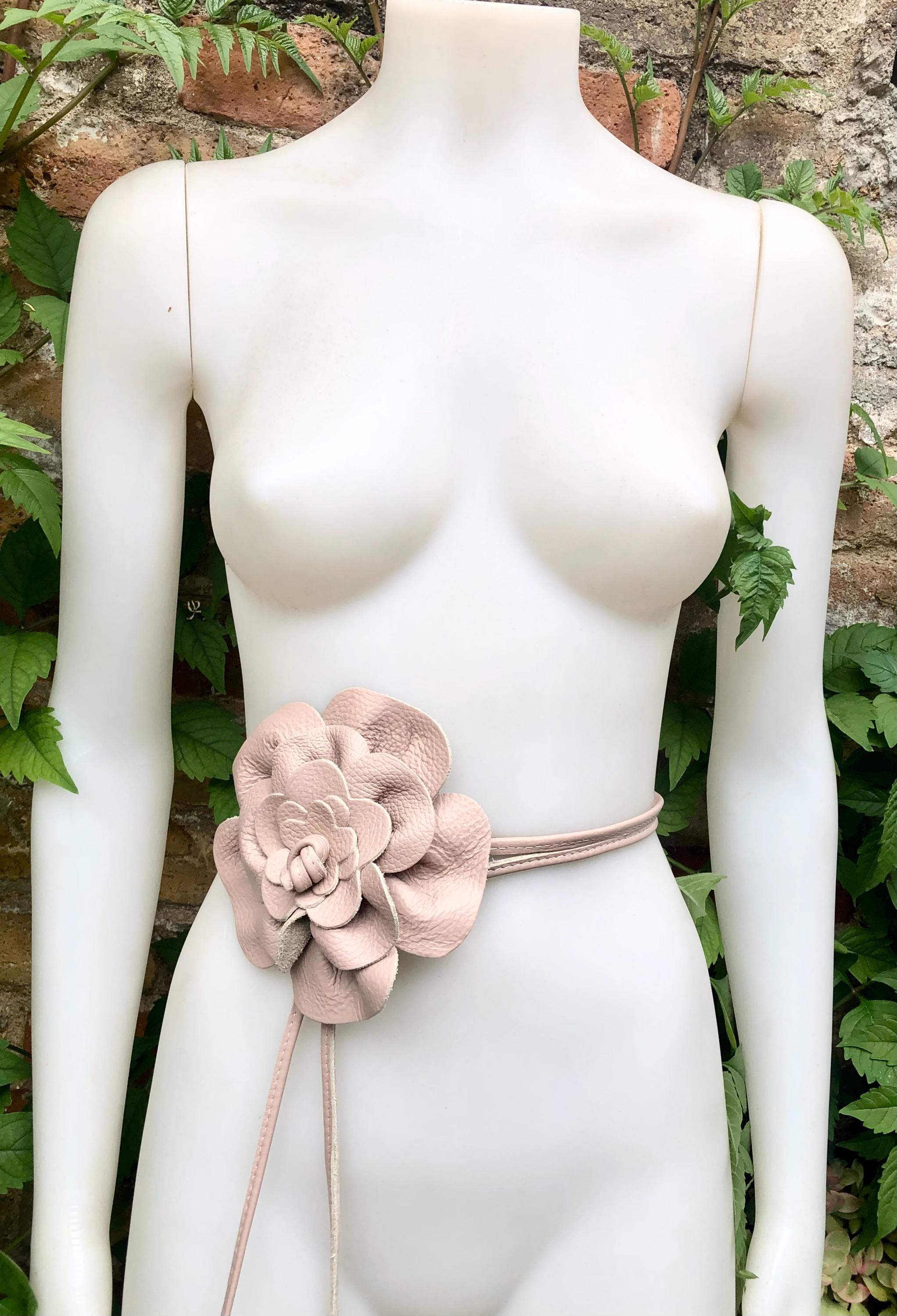Flower leather belt in dusty pink. Waist, overall or dress belt. Genuine leather. Pink rose belt. Large light pink flower.