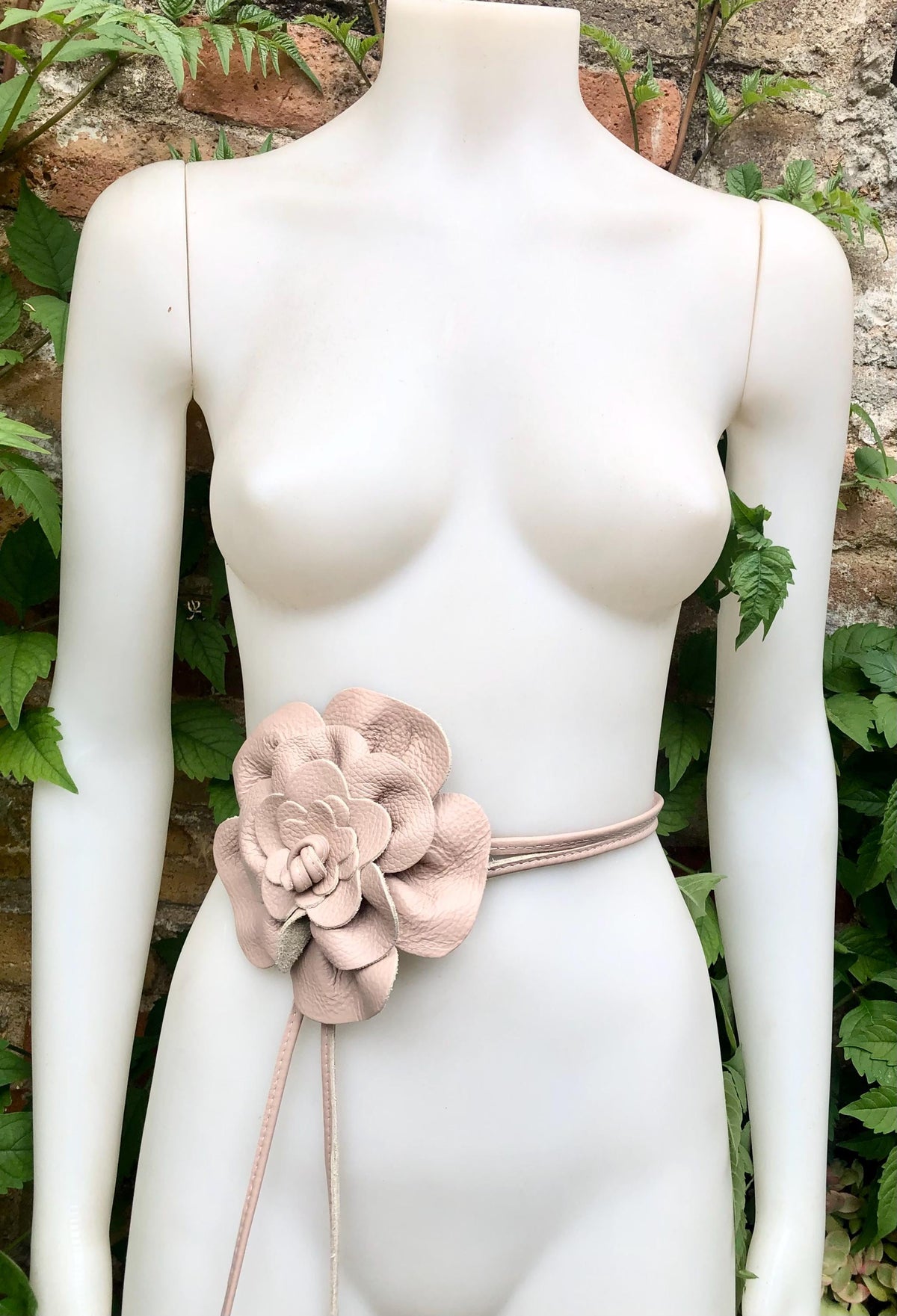 Flower leather belt in dusty pink. Waist, overall or dress belt. Genuine leather. Pink rose belt. Large light pink flower.