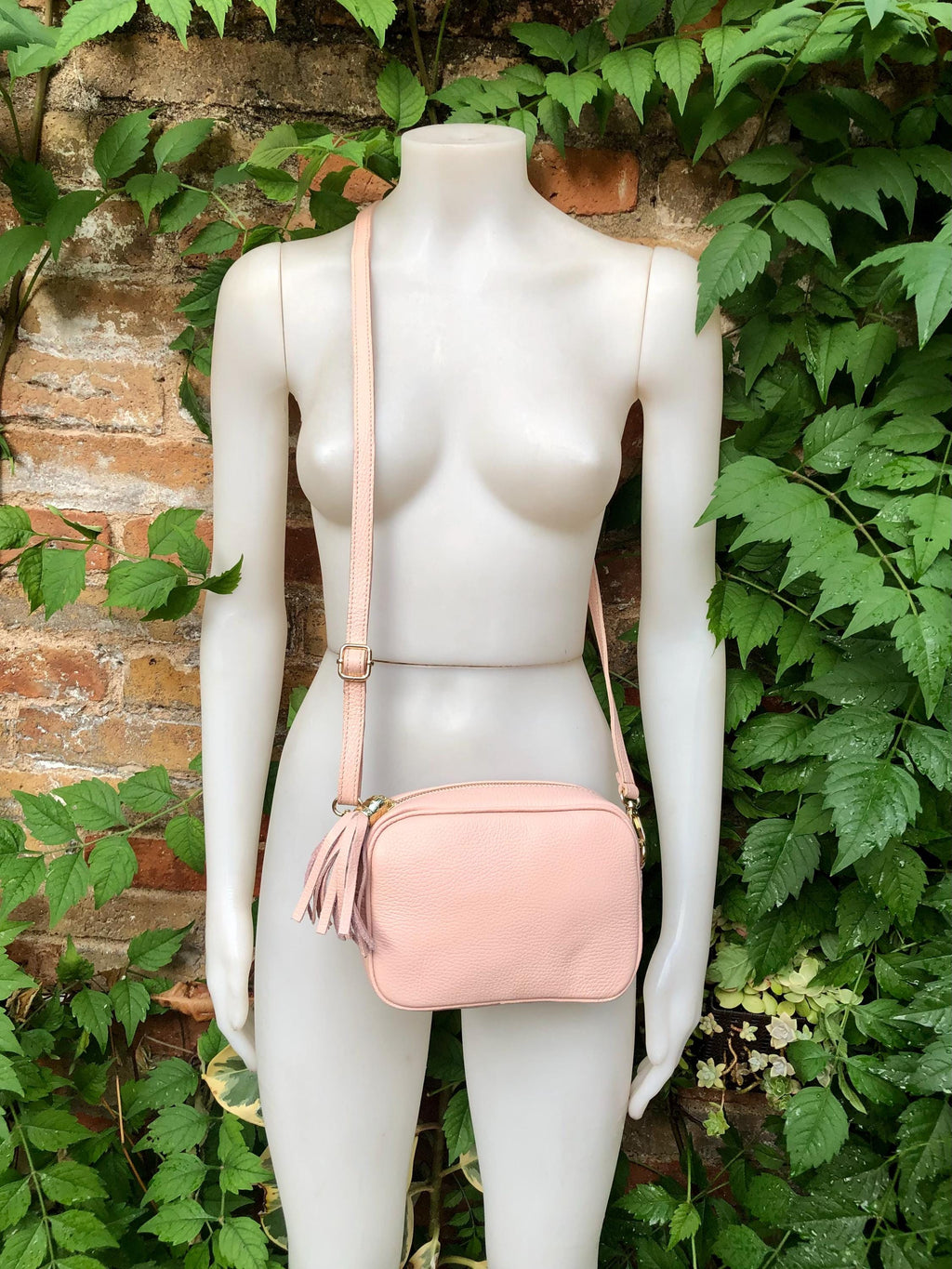 Small leather bag in light pink. Cross body bag, shoulder bag in GENUINE leather. Soft pink leather bag. Pink and gold leather purse.