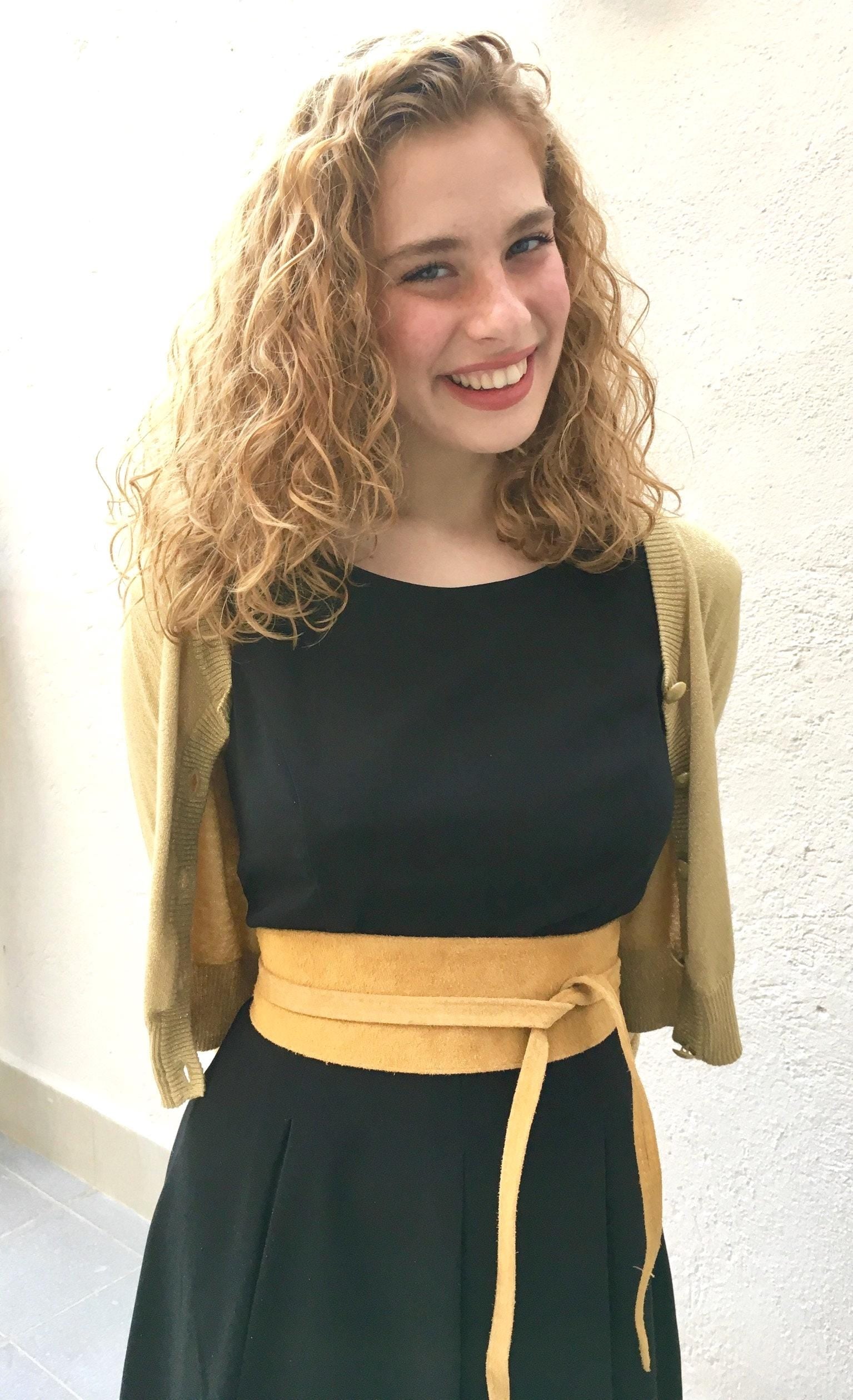 Bright YELLOW obi belt in suede. Wrap belt in genuine leather. Wraparound belt in YELLOW color, Wide waistbelt in soft suede. Dress belt
