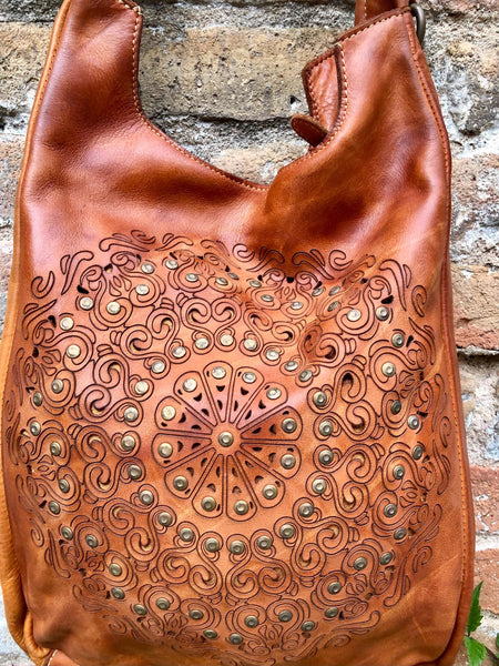 CAMEL brown distressed leather shoulder / crossbody bag. Soft genuine leather shopper. Rusty brown boho hippy bag. Brown leather purse