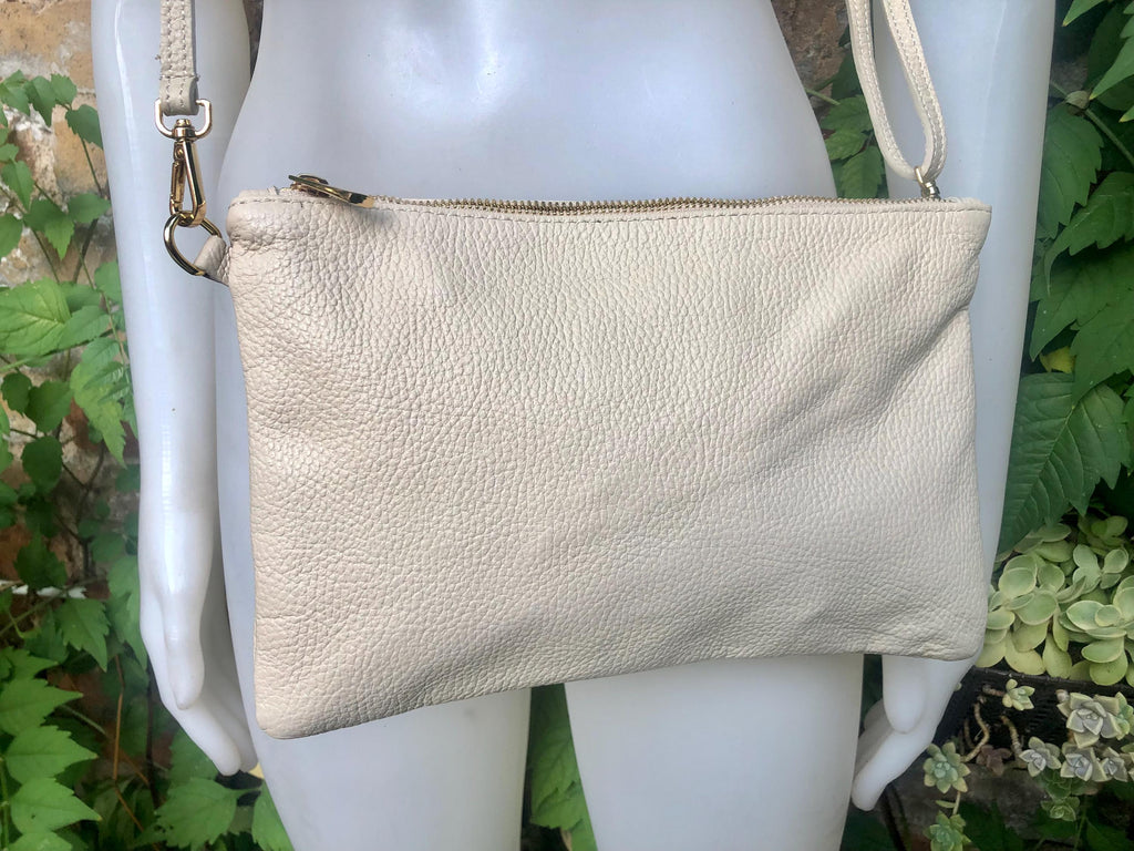 Small leather bag in CREAM WHITE. Crossbody / shoulder bag/ wristlet in GENUINE leather. Adjustable strap and zipper. Broken white purse.