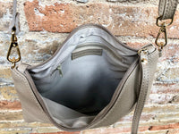 Small leather bag in CREAM WHITE. Crossbody / shoulder bag/ wristlet in GENUINE leather. Adjustable strap and zipper. Broken white purse.
