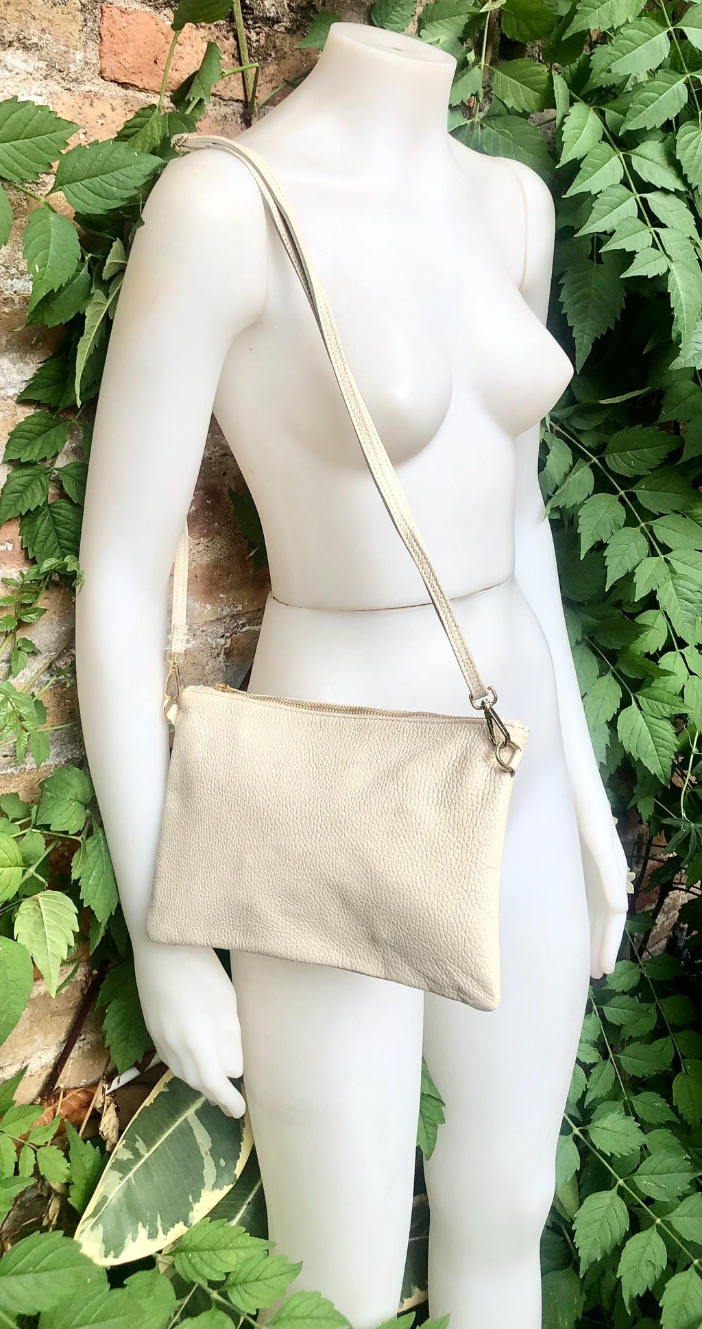 Small leather bag in CREAM WHITE. Crossbody / shoulder bag/ wristlet in GENUINE leather. Adjustable strap and zipper. Broken white purse.