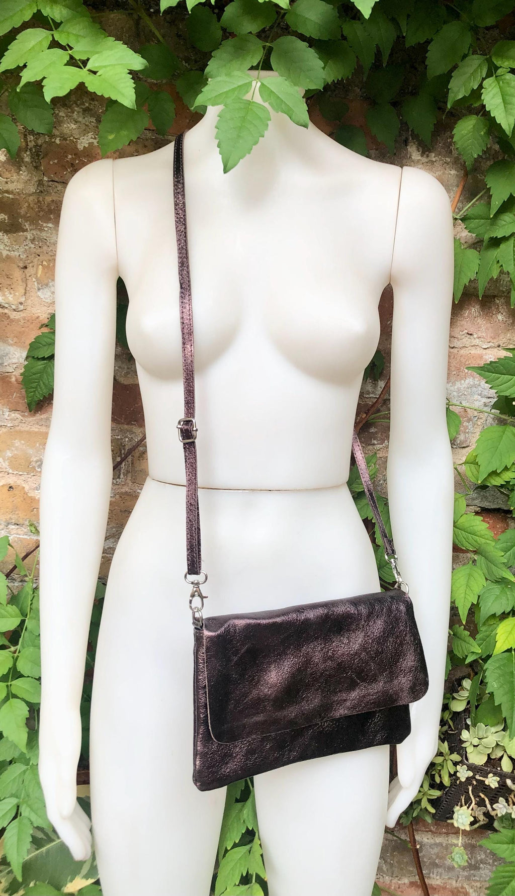 Small leather bag in dark metallic brown. Brown crossbody / bag in GENUINE leather. Dark glitter brown bag with adjustable strap and zipper