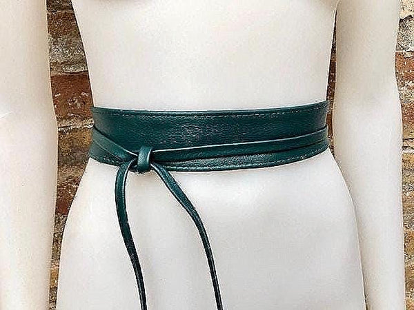 Obi waist belt in soft leather. Narrow style. Wrap belt in dark green. Wraparound waist belt in genuine leather. Boho belt, leather sash.