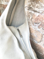 Cream slouch bag. Tote leather bag in light beige with ZIPPER. Soft genuine leather. Creamy white leather purse. Wide strap shoulder bag.