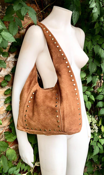 Slouch bag in CAMEL brown with bronze tacks and zipper. Genuine leather bag. Light tobacco color lined bag. Medium brown suede purse.
