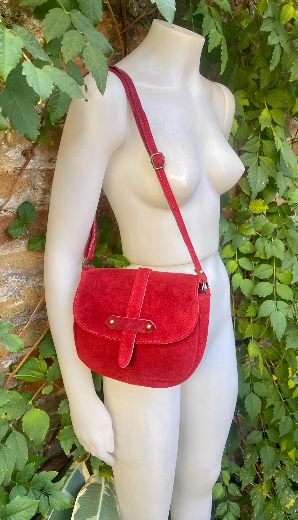 SECONDS - 2 suede bags : 1 red + 1 mustard yellow with fringes. Genuine leather crossbody bags with adjustable strap + zipper.