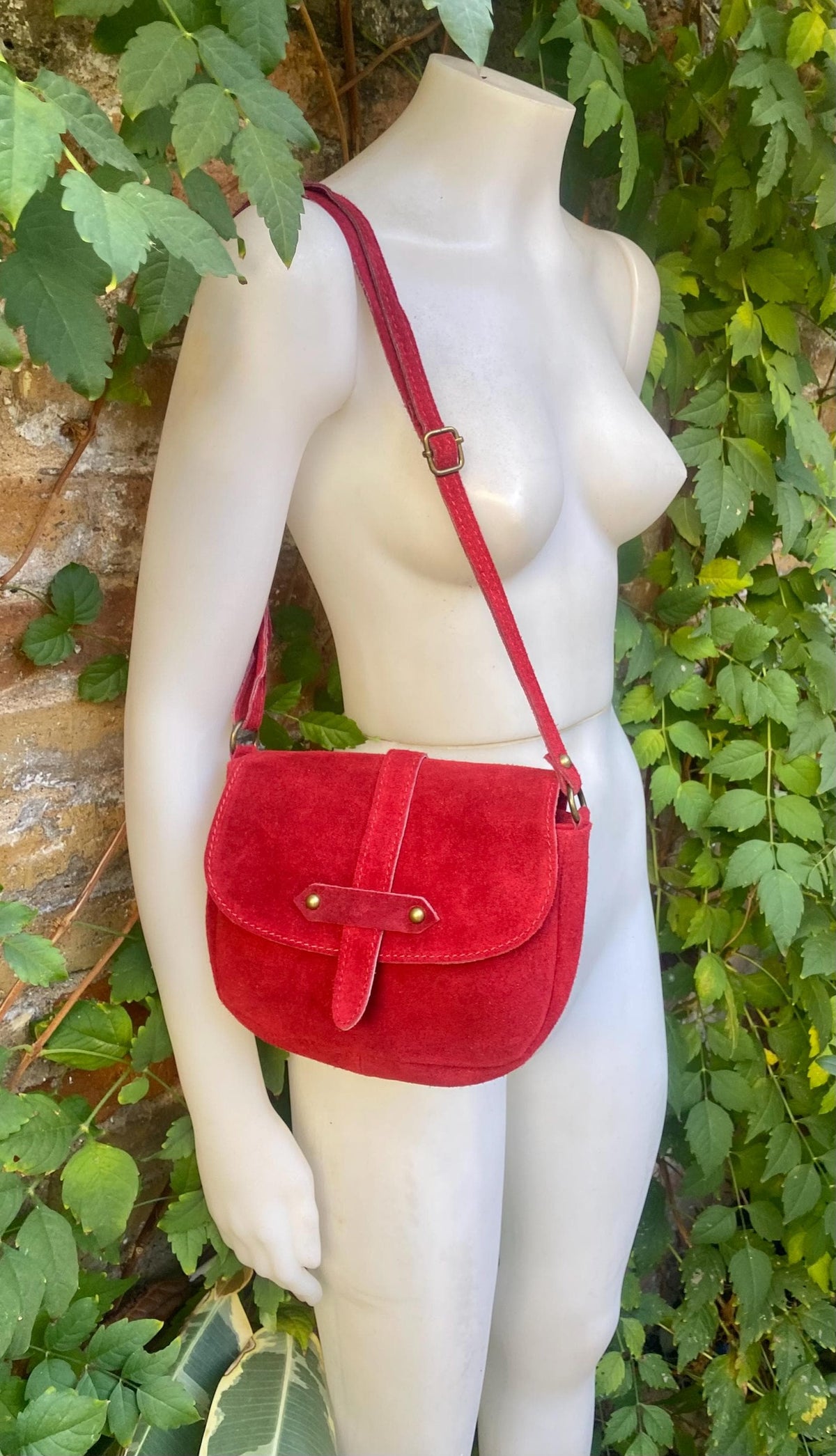 SECONDS - 2 suede bags : 1 red + 1 mustard yellow with fringes. Genuine leather crossbody bags with adjustable strap + zipper.