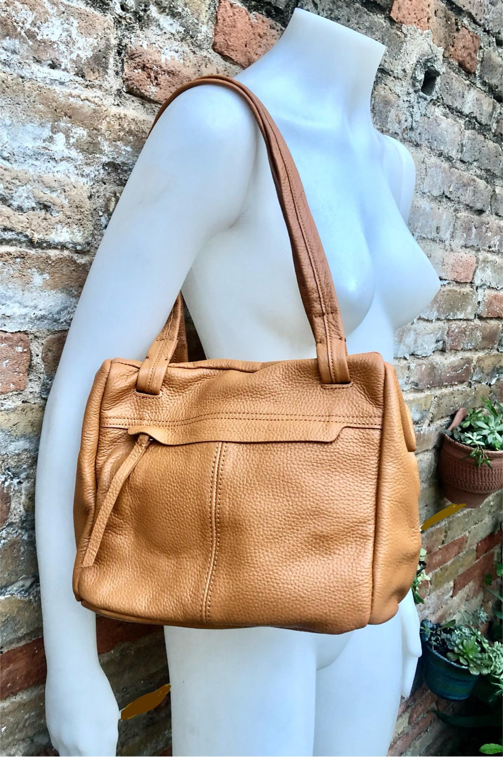 CAMEL BROWN genuine leather bag. Tan brown shoulder bag. Lined light tobacco purse with double straps and zippers at the top. Soft leather.